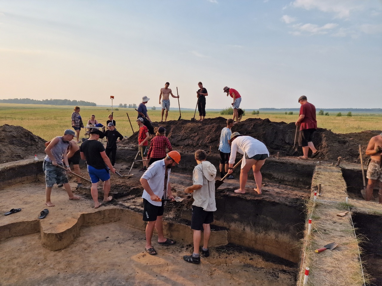 Студенты-историки КГУ прошли практику на археологическом памятнике – поселении раннего неолита 