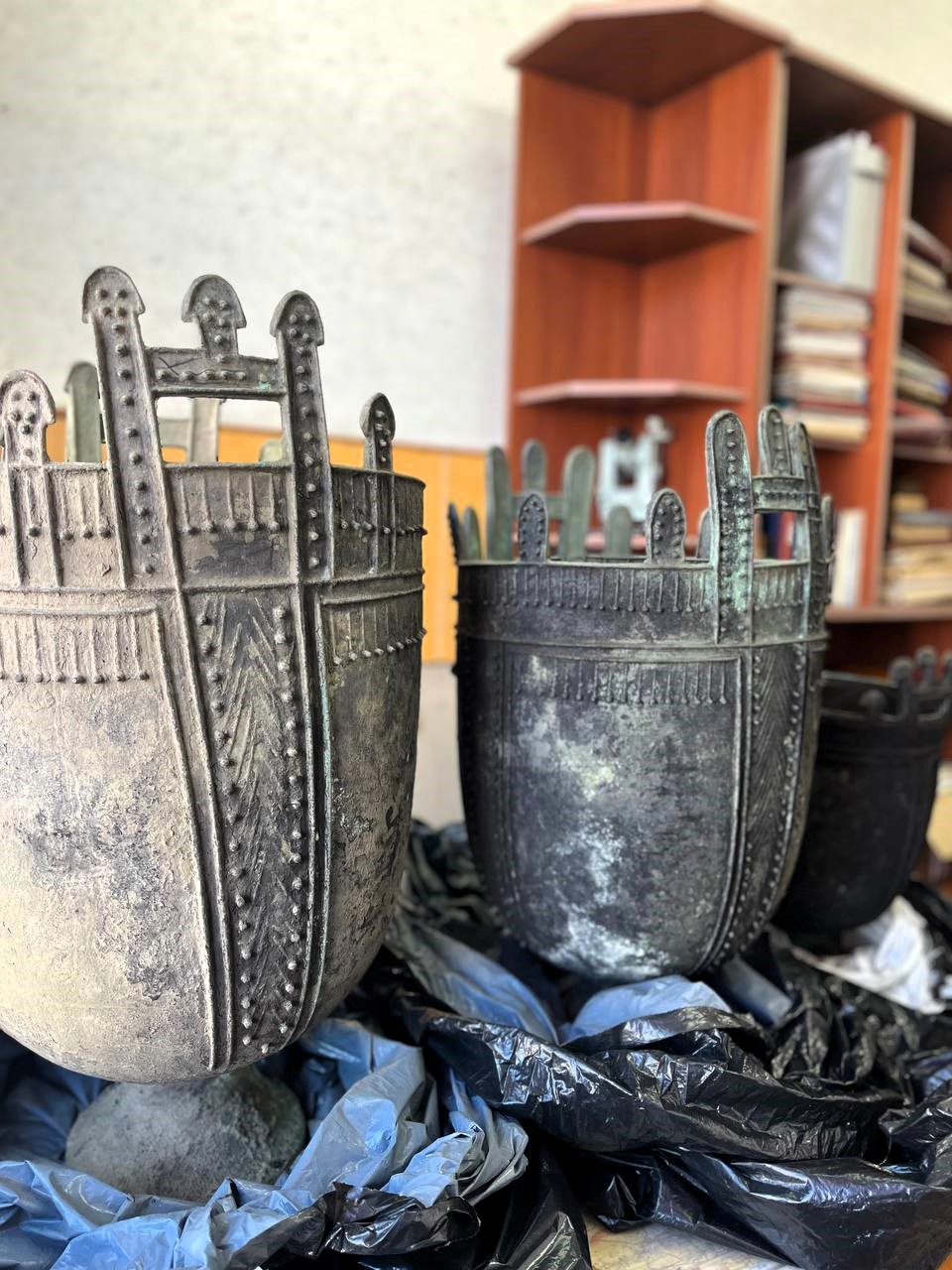 Учёные КГУ исследуют древние котлы гуннов, изъятые у чёрных копателей